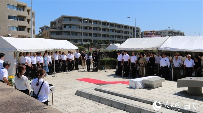 參加紀念活動者全體起立默禱。人民網(wǎng) 許可攝