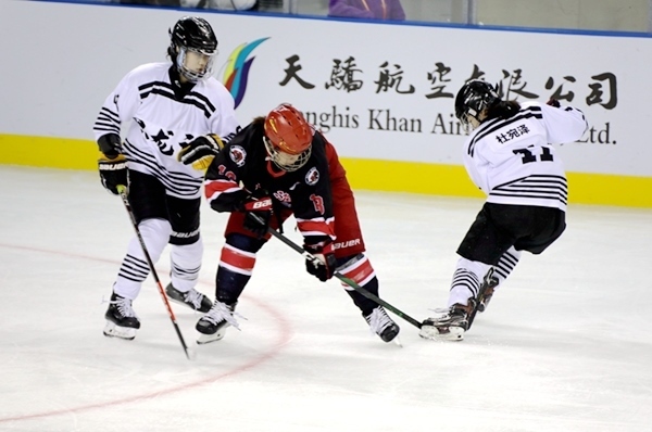 上海隊田博雅(中)與黑龍江隊杜宛澤爭搶。人民網(wǎng)記者 胡雪蓉攝