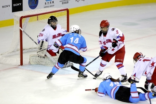 廣東隊球員與北京隊球員禁區(qū)混戰(zhàn)。人民網(wǎng)記者 胡雪蓉攝