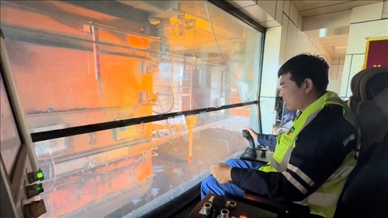 國家電投內(nèi)蒙古公司南露天煤礦裝車站司機(jī)石繼立的操縱下，一次性60噸的煤炭穩(wěn)穩(wěn)裝入車廂。人民網(wǎng) 金洪花攝