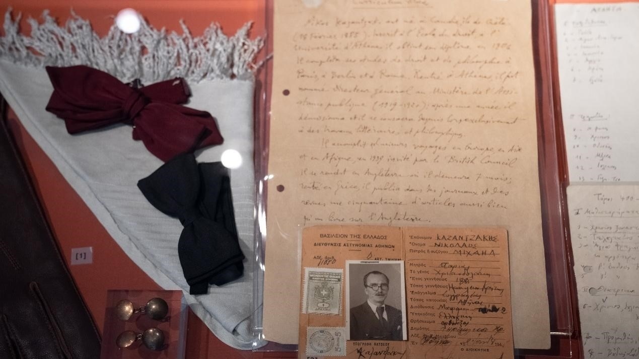 卡贊扎基斯的法語簡歷。人民網(wǎng)記者 葛泰佚攝