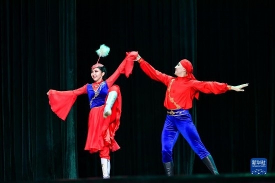 7月21日，哈薩克斯坦薩爾塔納國(guó)家舞蹈團(tuán)的演員在演出。