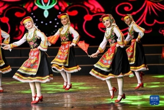 7月21日，哈薩克斯坦薩爾塔納國(guó)家舞蹈團(tuán)的演員在演出。