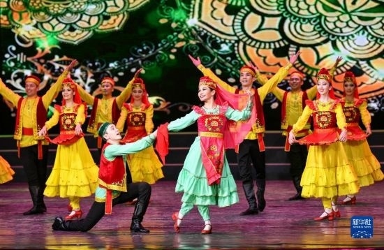 7月21日，哈薩克斯坦薩爾塔納國(guó)家舞蹈團(tuán)的演員在演出。