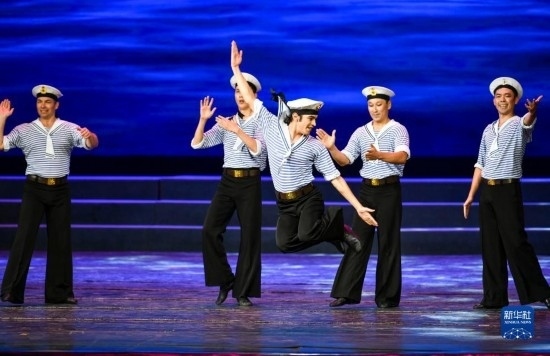 7月21日，哈薩克斯坦薩爾塔納國(guó)家舞蹈團(tuán)的演員在演出。