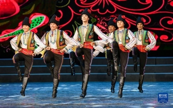 7月21日，哈薩克斯坦薩爾塔納國(guó)家舞蹈團(tuán)的演員在演出。