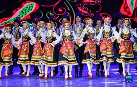 7月21日，哈薩克斯坦薩爾塔納國(guó)家舞蹈團(tuán)的演員在演出。