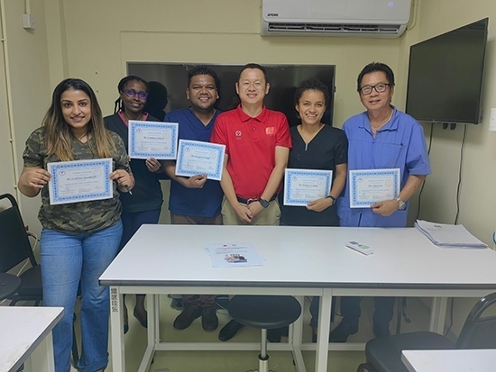 醫(yī)療隊(duì)成員與部分學(xué)員合影。第18期援圭亞那醫(yī)療隊(duì)供圖