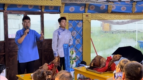 圖為草原蒙古包全羊宴。人民網(wǎng)記者 金洪花攝