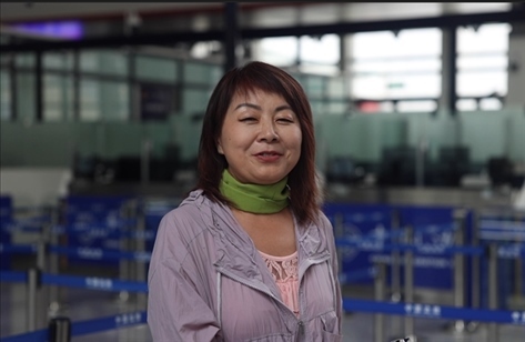 7月22日，曾經(jīng)在老撾瑯勃拉邦工作過3年的加拿大華僑孫月玲乘坐中老鐵路國際旅客列車從中國出境。衛(wèi)海林 攝