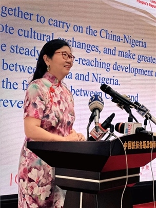 中國駐拉各斯總領(lǐng)館總領(lǐng)事嚴(yán)宇清致辭。駐拉各斯總領(lǐng)館供圖