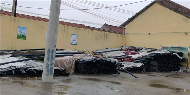 至今仍堆放在村委會院里的自來水管道。 人民網(wǎng)記者 金慧慧攝