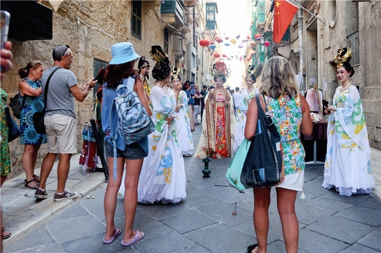 圖為花燈點(diǎn)亮儀式現(xiàn)場。 馬耳他中國文化中心供圖