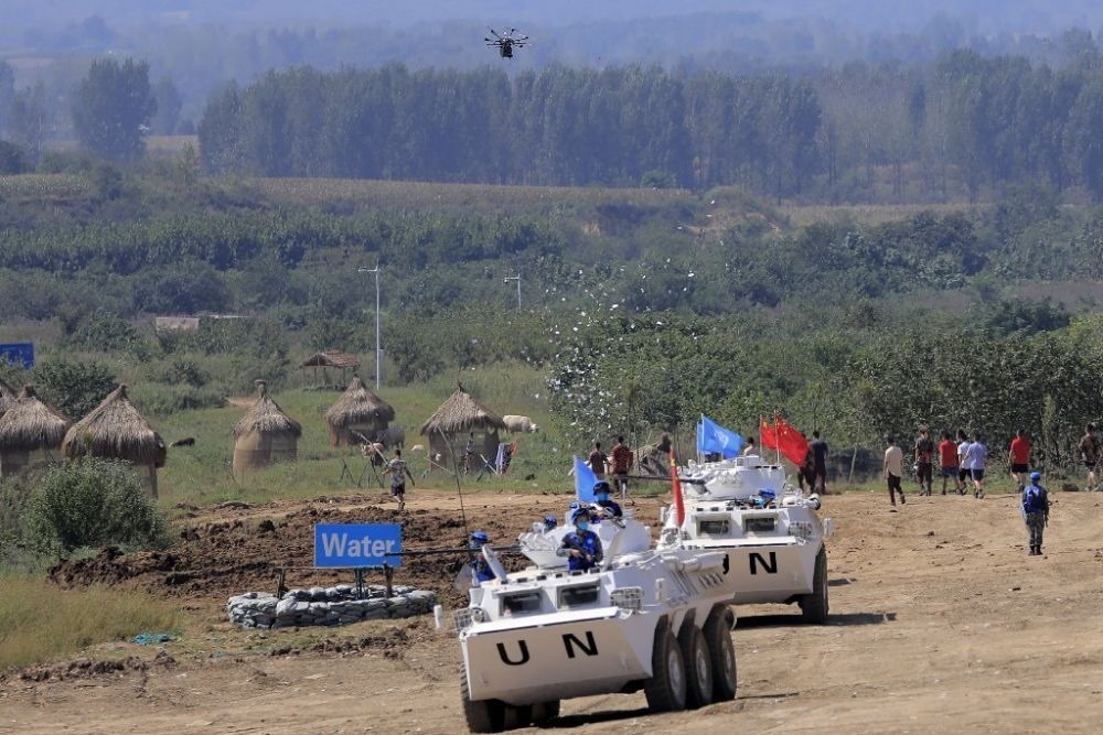 ↑2021年9月15日，在“共同命運(yùn)-2021”國際維和實(shí)兵演習(xí)綜合演練中，維和分隊(duì)采用無人機(jī)拋撒傳單宣傳和平理念。新華社記者 劉芳 攝