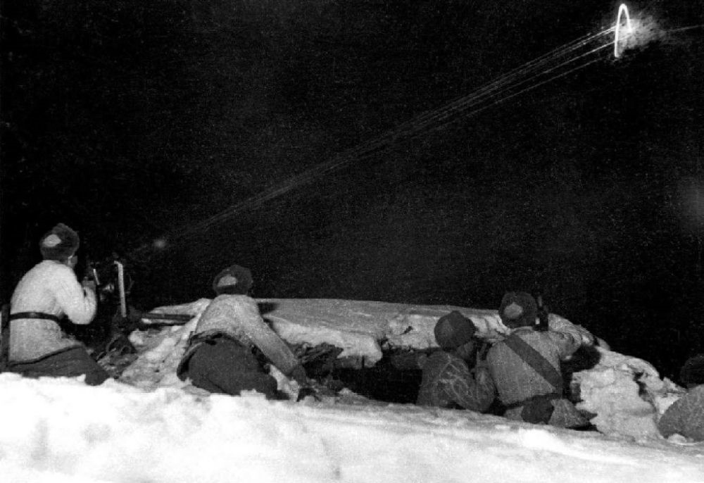  ↑1950年12月，在朝鮮長津湖，中國人民志愿軍第27軍連隊(duì)機(jī)槍手向美軍陣地射擊。新華社發(fā)（張崇岫 攝）