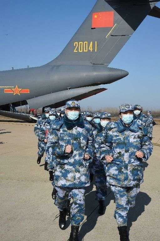 ↑2020年2月17日，一批軍隊(duì)支援湖北醫(yī)療隊(duì)員抵達(dá)武漢天河機(jī)場。新華社記者 黎云 攝