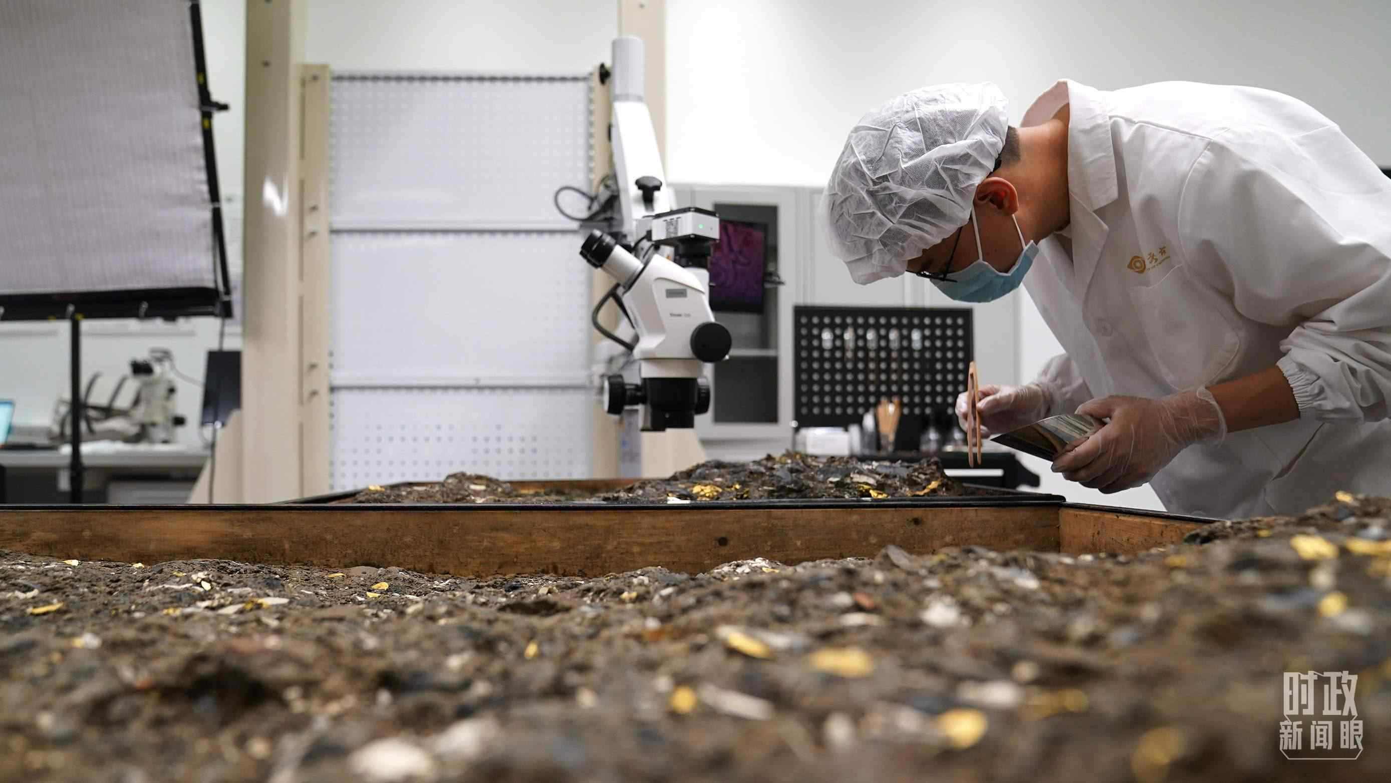 △工作中的三星堆文保人員。（總臺國廣記者李晉拍攝）