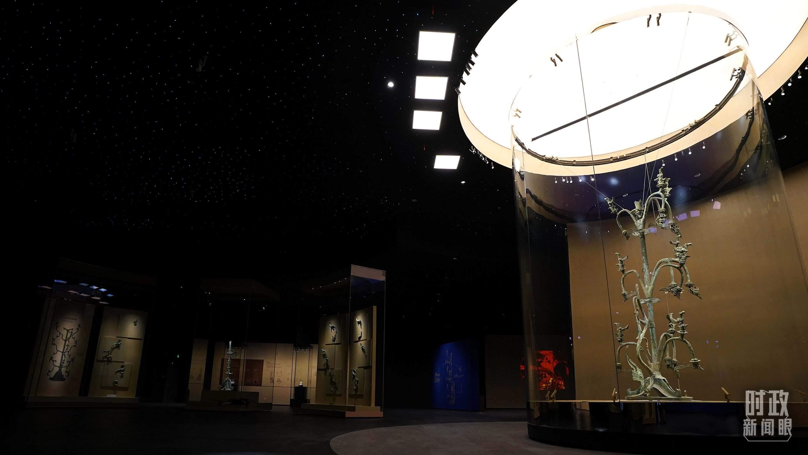 △三星堆出土的青銅神樹。（總臺國廣記者李晉拍攝）