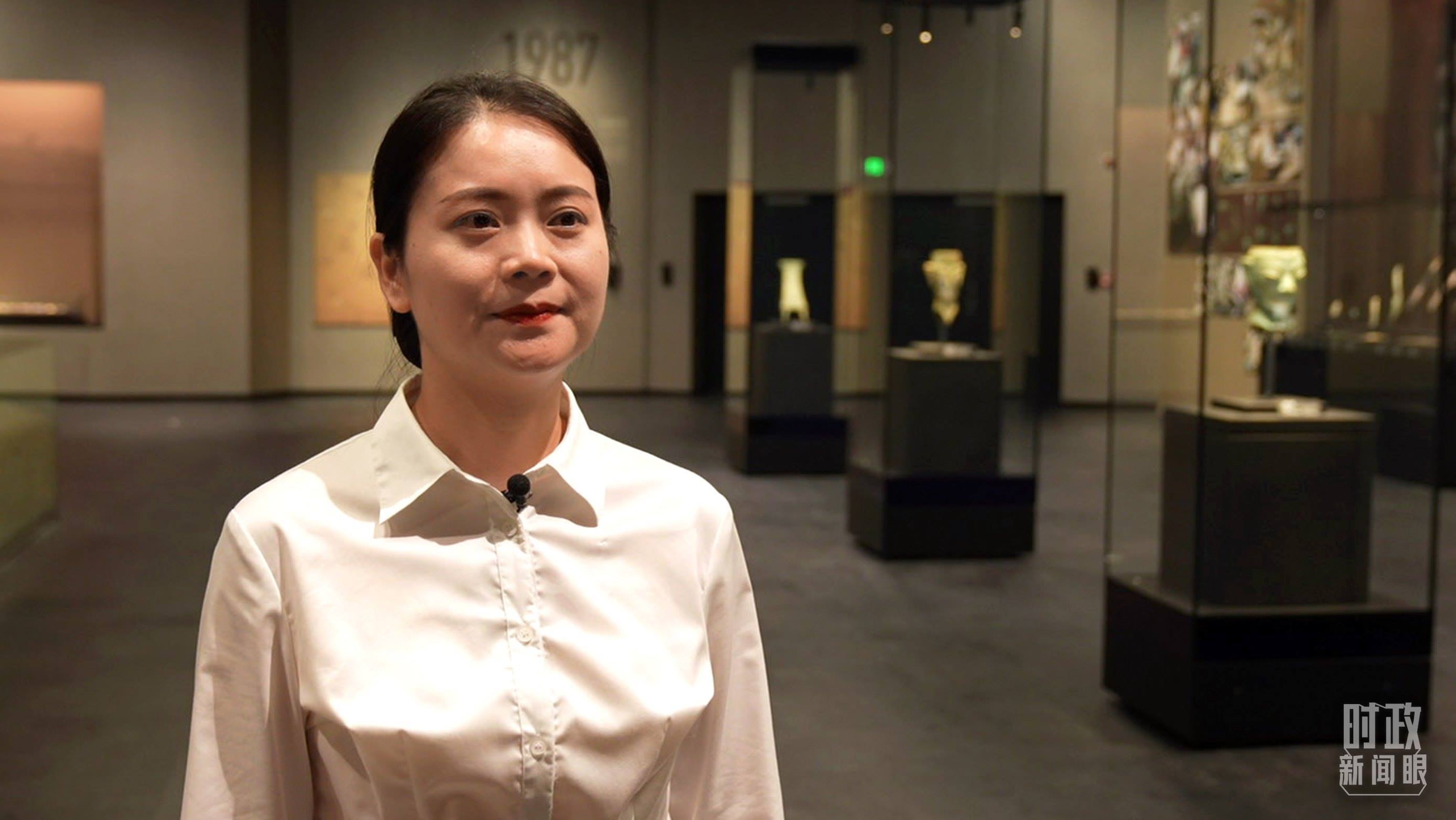 △當(dāng)天現(xiàn)場負(fù)責(zé)講解的三星堆博物館公眾服務(wù)部程靜。（總臺央廣記者馬喆拍攝）