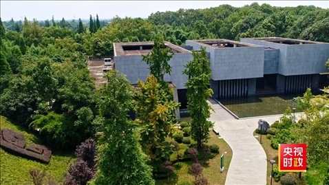 △2021年正式投入使用的三星堆文物保護(hù)修復(fù)館，堅(jiān)持保護(hù)修復(fù)與考古研究同步進(jìn)行，館內(nèi)分文保工作區(qū)和參觀區(qū)。