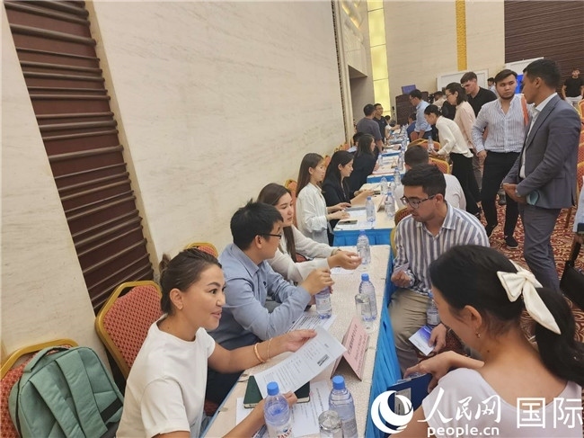 圖為中企代表與哈留華畢業(yè)生現(xiàn)場(chǎng)交流。人民網(wǎng)記者 李強(qiáng)攝