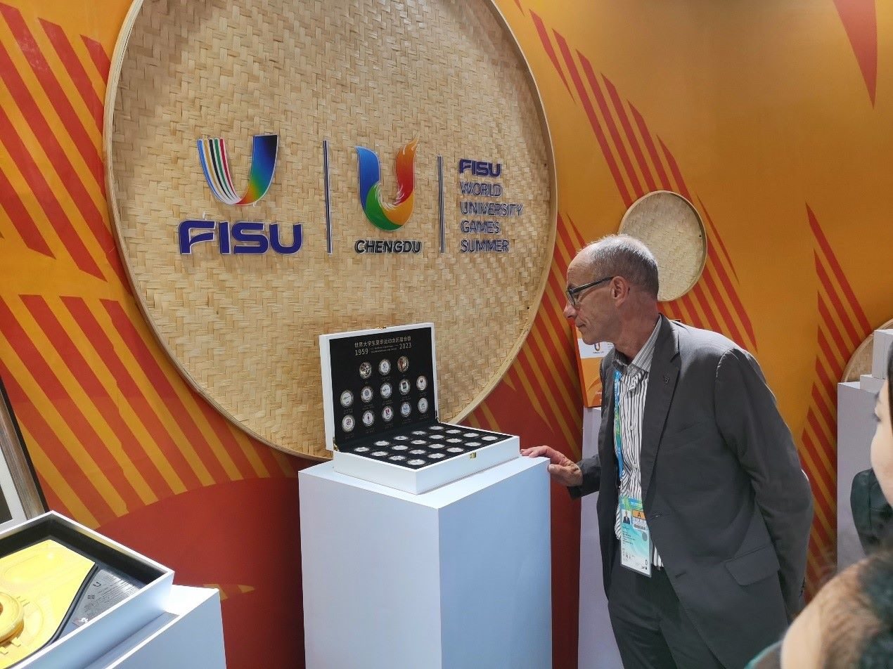 國(guó)際大體聯(lián)代理主席雷諾·艾德參觀大運(yùn)會(huì)特許商品。 人民網(wǎng)記者 楊磊攝