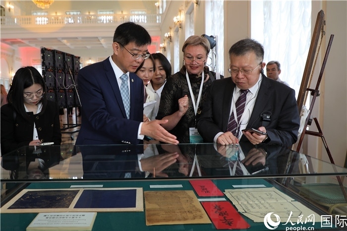 中俄圖書(shū)館論壇嘉賓共同參觀(guān)由俄羅斯國(guó)立列寧圖書(shū)館舉辦的館藏中國(guó)古籍善本圖書(shū)展。人民網(wǎng)記者 隋鑫攝）