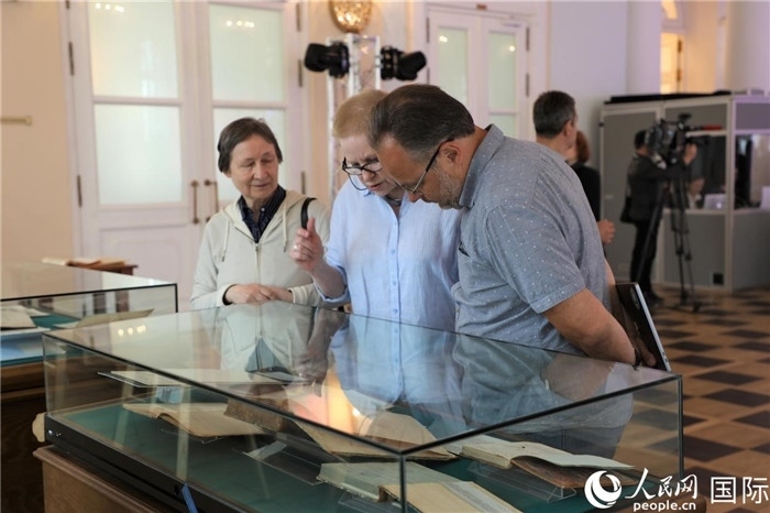 中俄圖書(shū)館論壇嘉賓共同參觀(guān)由俄羅斯國(guó)立列寧圖書(shū)館舉辦的館藏中國(guó)古籍善本圖書(shū)展。人民網(wǎng)記者 隋鑫攝