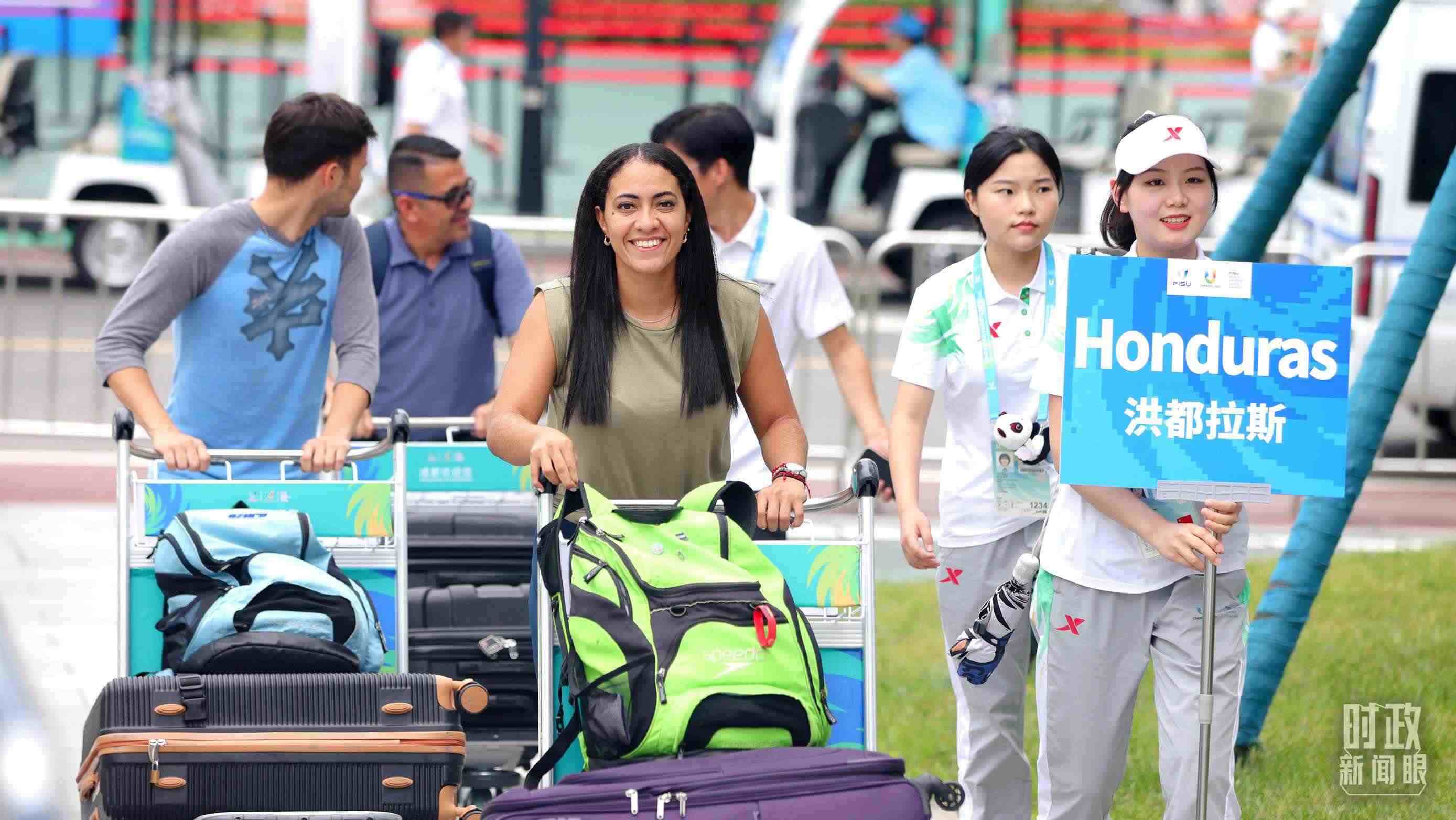 各國(guó)代表團(tuán)成員相繼抵達(dá)成都大運(yùn)村。（總臺(tái)央視記者魏幫軍拍攝）