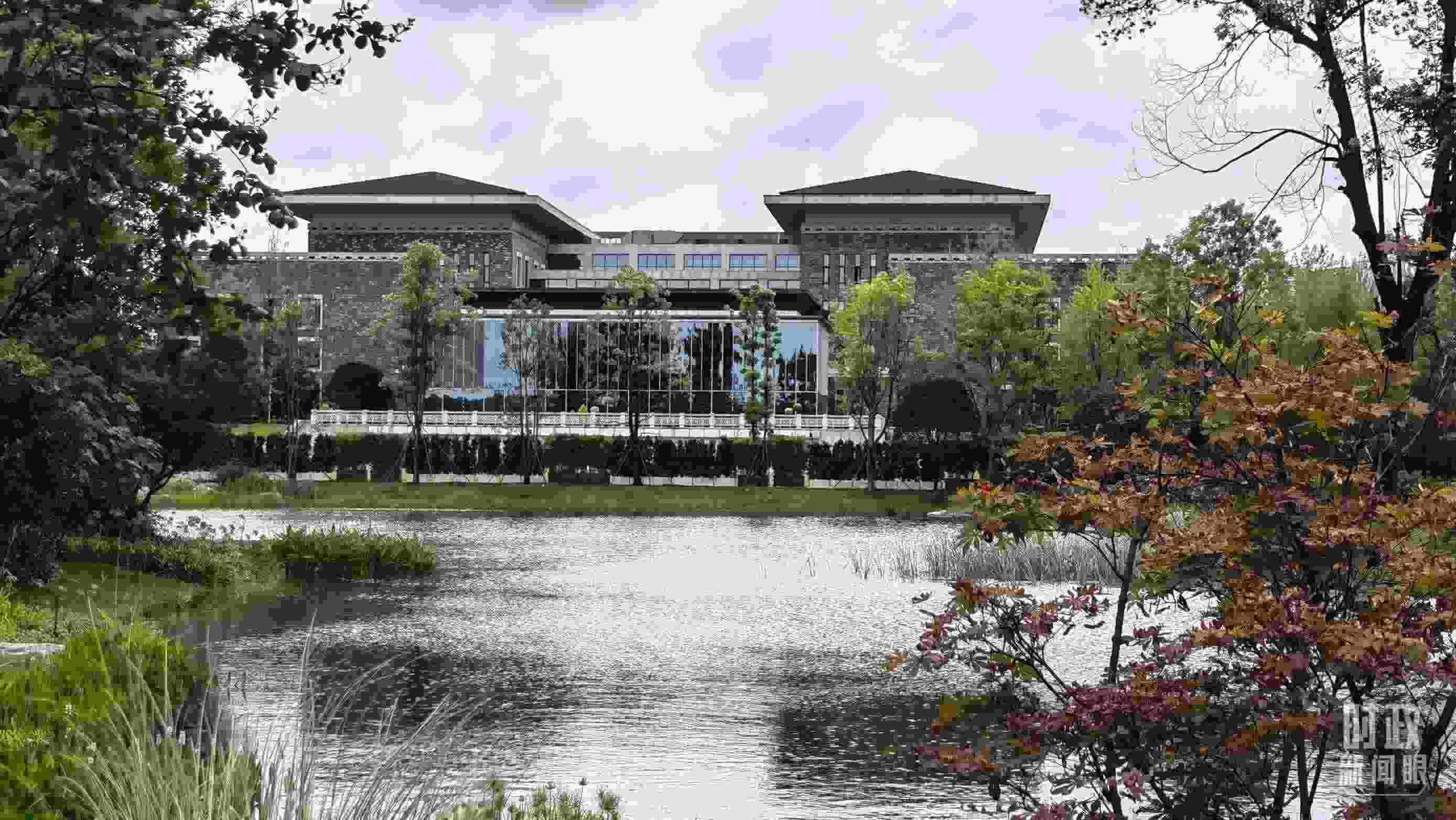 當(dāng)天，中印尼兩國(guó)元首在“錦蓉莊”舉行會(huì)見(jiàn)。（總臺(tái)央視記者韓銳拍攝）