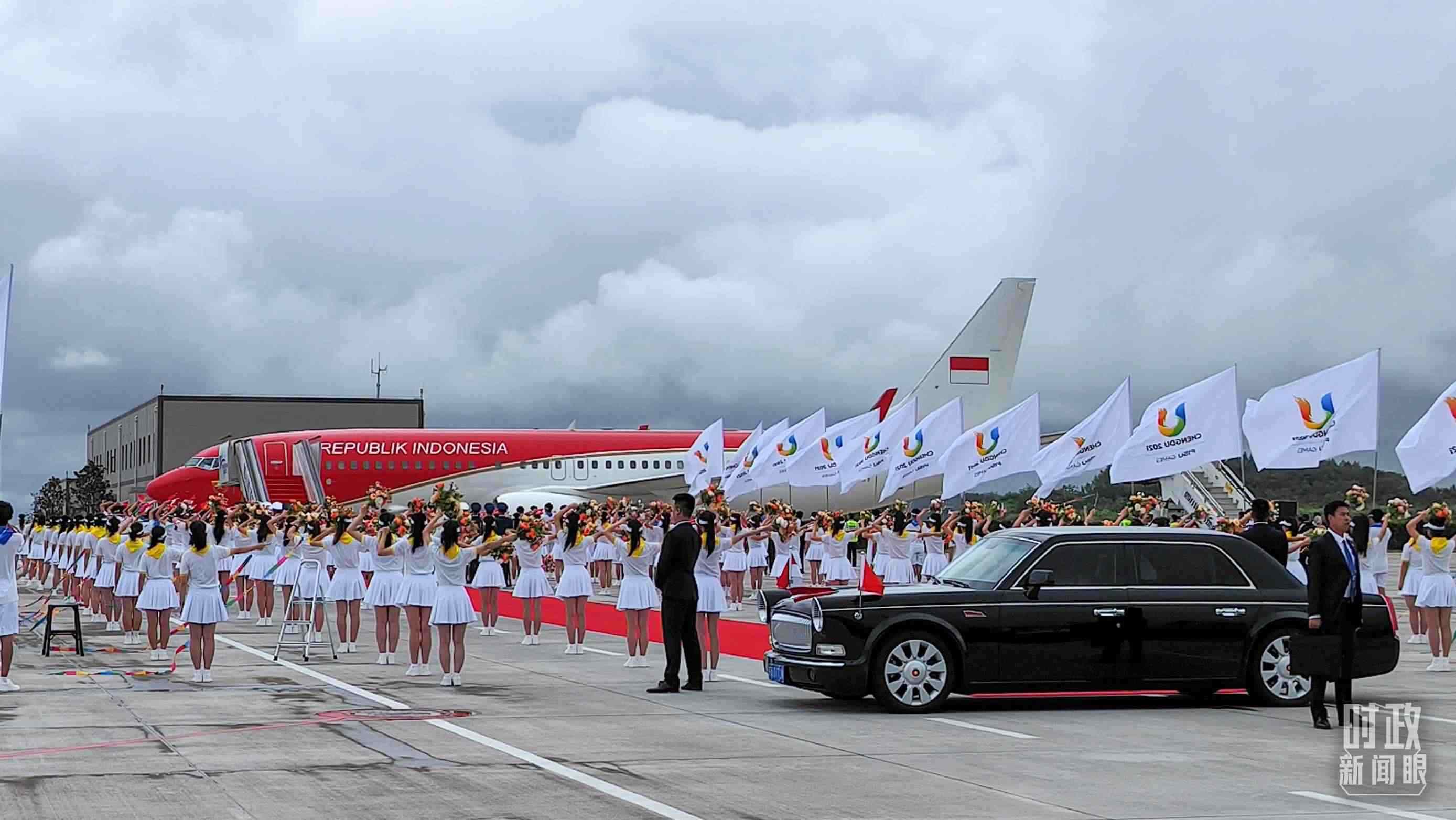7月27日下午，印尼總統(tǒng)佐科抵達(dá)成都。（總臺(tái)央視記者王子杭拍攝）