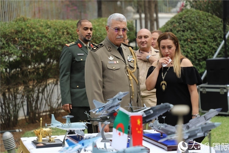 圖為與會嘉賓參觀招待會設置的武器裝備模型展臺。人民網(wǎng)記者 王傳寶攝