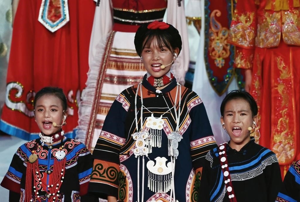 7月28日，吉好有果（中）在開幕式上表演。新華社記者陳澤國攝