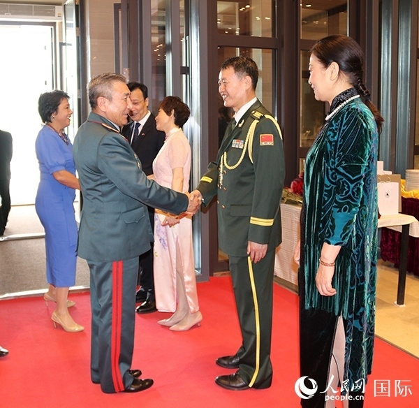 國防武官胡德君大校迎接賓客。人民網(wǎng)記者李強攝
