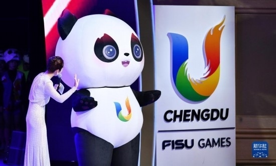 7月29日，成都大運(yùn)會(huì)吉祥物“蓉寶”在聯(lián)歡會(huì)現(xiàn)場。新華社記者 張端 攝