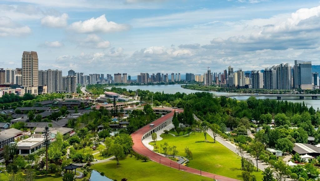 4月30日拍攝的天漢濕地公園景色。新華社發(fā)（李偉 攝）