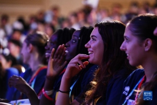 7月29日，外國運(yùn)動(dòng)員在聯(lián)歡會(huì)現(xiàn)場觀看節(jié)目。新華社記者 張端 攝