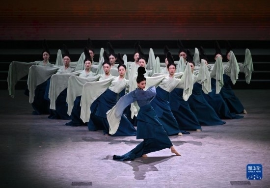 7月29日，演員在聯(lián)歡會(huì)現(xiàn)場表演《只此青綠》。新華社記者 蔡湘鑫 攝