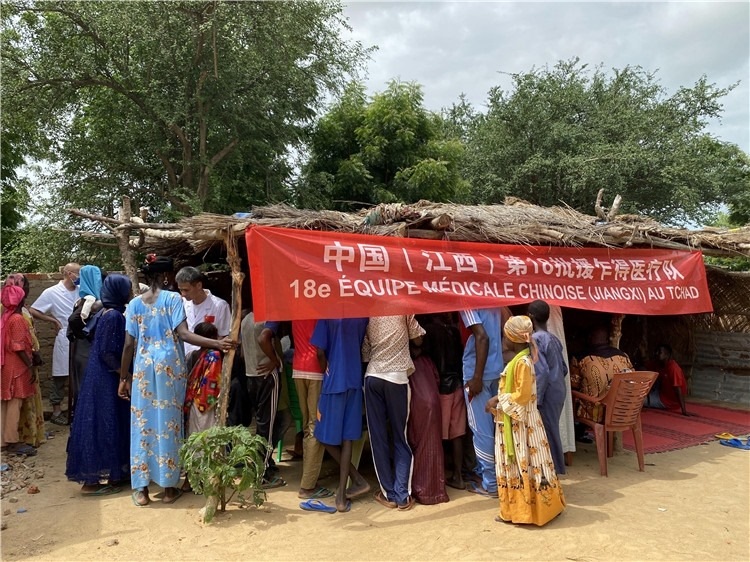 圖為草棚下的就診患者。中國駐乍得醫(yī)療隊(duì)供圖