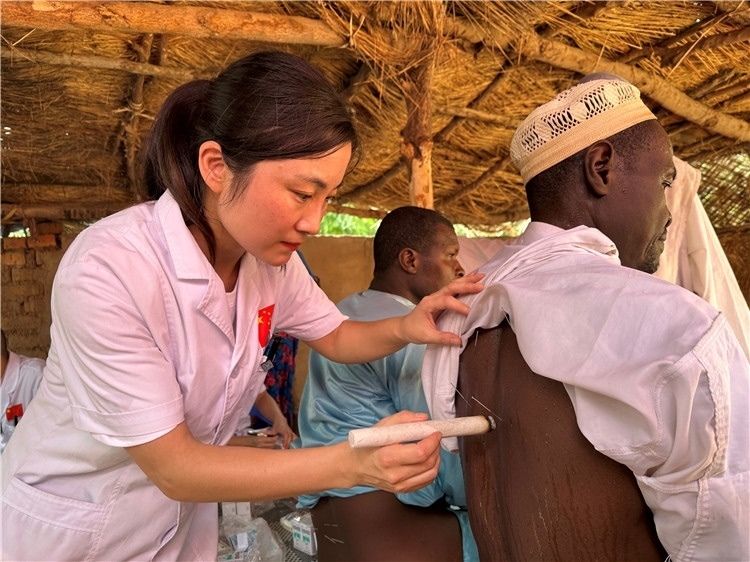 圖為吉安市中心人民醫(yī)院中醫(yī)科副主任醫(yī)師王李妮為患者進(jìn)行針灸治療。中國駐乍得醫(yī)療隊(duì)提供