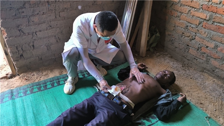 圖為南昌大學(xué)第二附屬醫(yī)院胃腸外科主治醫(yī)師周智勇檢查切口疝患者。中國駐乍得醫(yī)療隊(duì)供圖