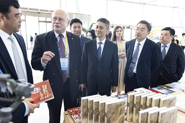 與會(huì)嘉賓參觀主題書展。人民畫報(bào)社供圖