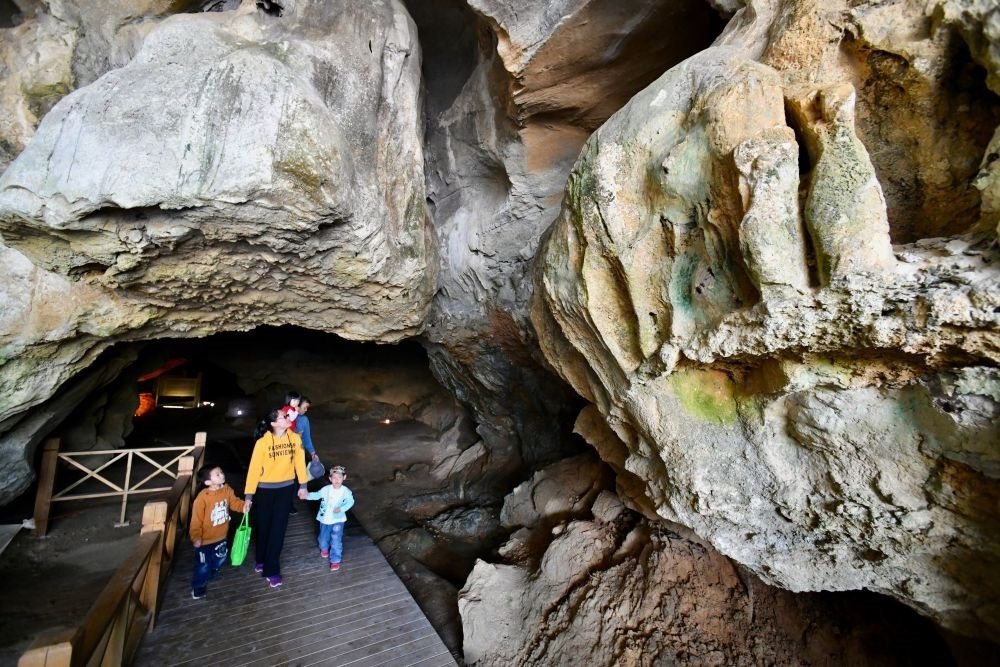 游人在位于福建省三明市三元區(qū)巖前鎮(zhèn)的萬(wàn)壽巖遺址船帆洞游覽（2020年4月9日攝）。新華社記者 姜克紅 攝