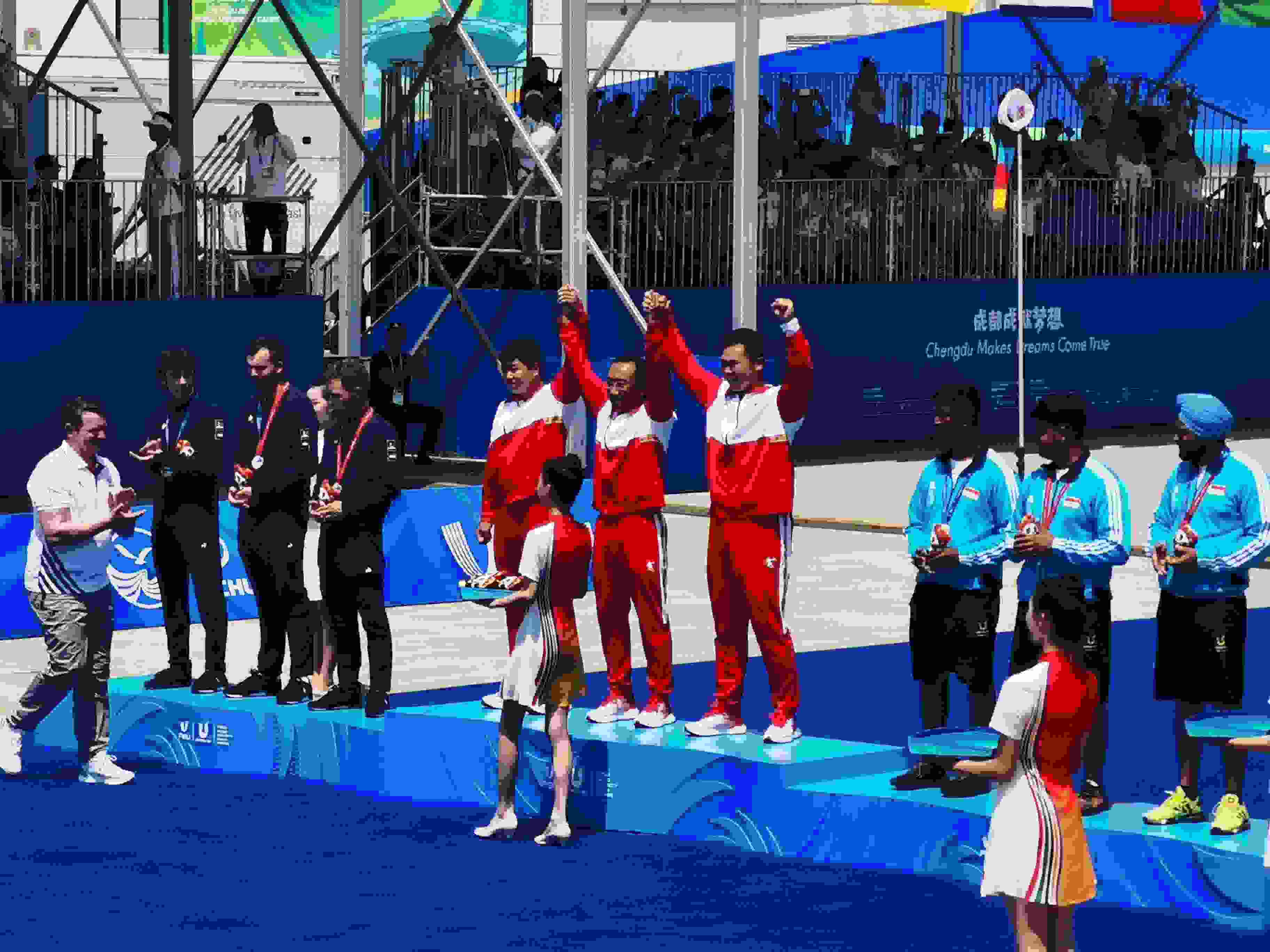 7月30日，在成都大運(yùn)會(huì)男子復(fù)合弓團(tuán)體頒獎(jiǎng)儀式中，中國隊(duì)?wèi)c祝奪得冠軍。 人民網(wǎng)記者 楊磊攝