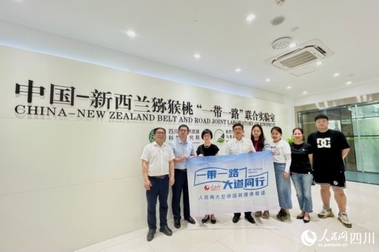 采訪團(tuán)走進(jìn)中國-新西蘭獼猴桃“一帶一路”聯(lián)合實(shí)驗(yàn)室。人民網(wǎng)記者 朱虹攝