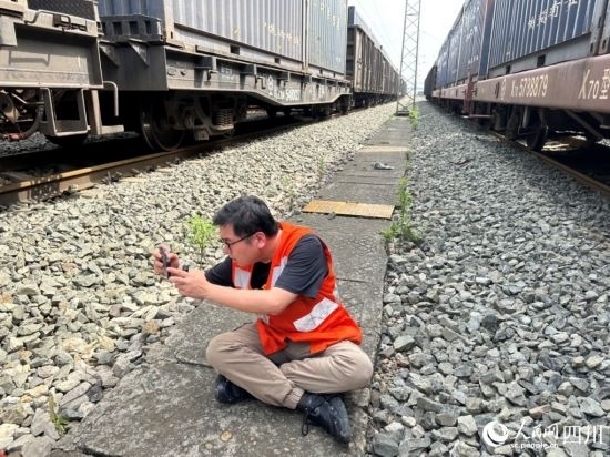記者在成都北編組站編組場拍攝。人民網(wǎng)記者 王紹紹攝