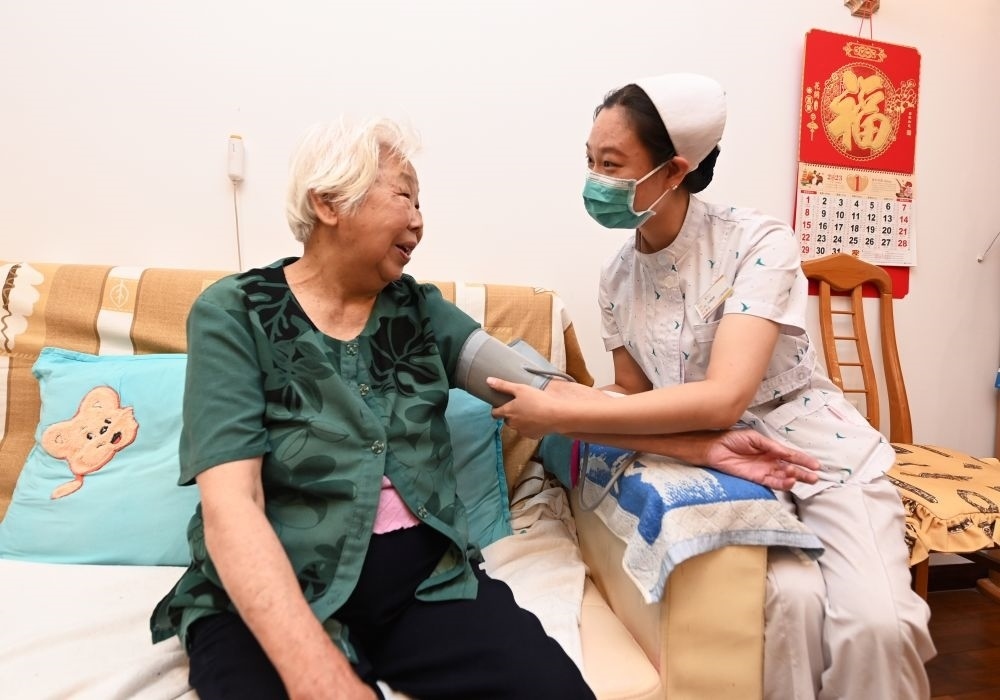 河北廊坊三河市燕達(dá)金色年華健康養(yǎng)護(hù)中心醫(yī)務(wù)人員為入住老人測量血壓（2023年7月20日攝）。新華社記者 朱旭東 攝