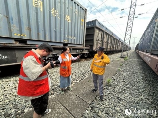 記者采訪中歐班列（成都）首發(fā)班列“專檢小組”組長劉偉。人民網(wǎng)記者 王波攝