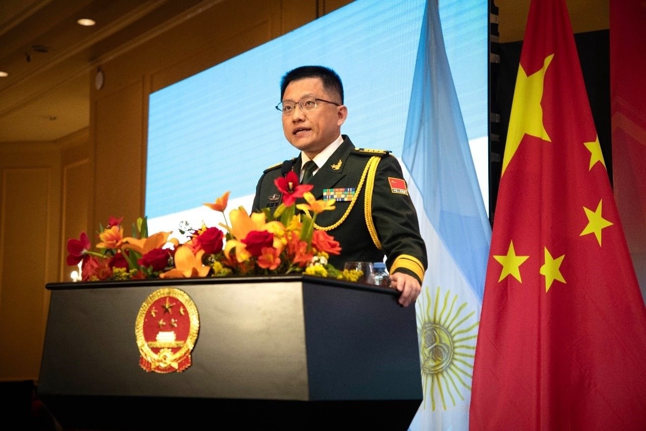 中國(guó)駐阿根廷大使館武官劉淼大校致辭。中國(guó)駐阿根廷大使館供圖
