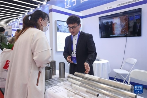 4月8日，參展商在2023中國中小企業(yè)發(fā)展大會“專精特新”中小企業(yè)展覽會上向觀眾介紹產(chǎn)品。新華社記者 龍雷 攝